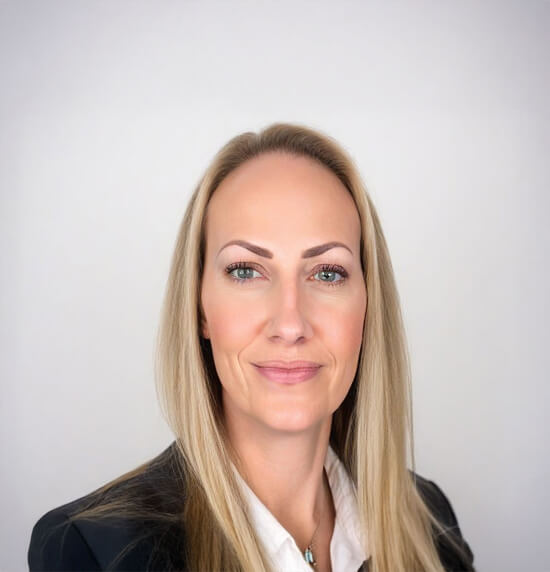 A portrait of Amanda Owens.