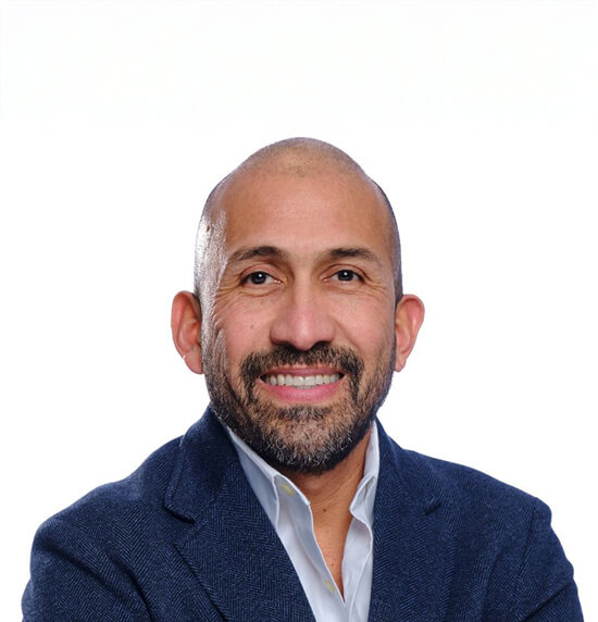 A portrait of Mauricio Ruiz.
